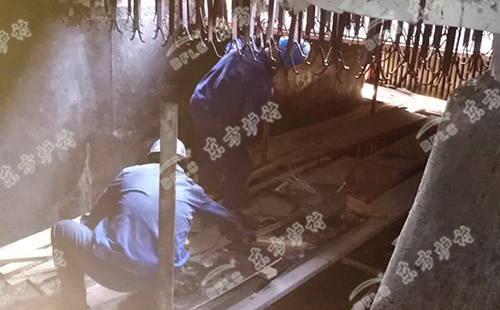 自流式澆注料跟不同的澆注料相比，他的流動(dòng)性更適合復(fù)雜的施工地形
